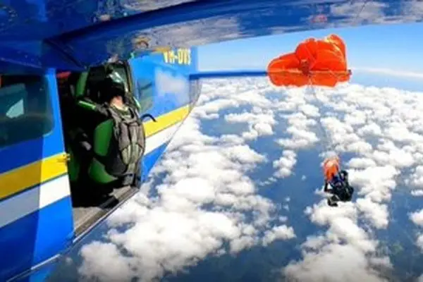 چترباز خوش‌شانسی که با وجود از دست دادن چترش از مرگ نجات یافت + ویدئو