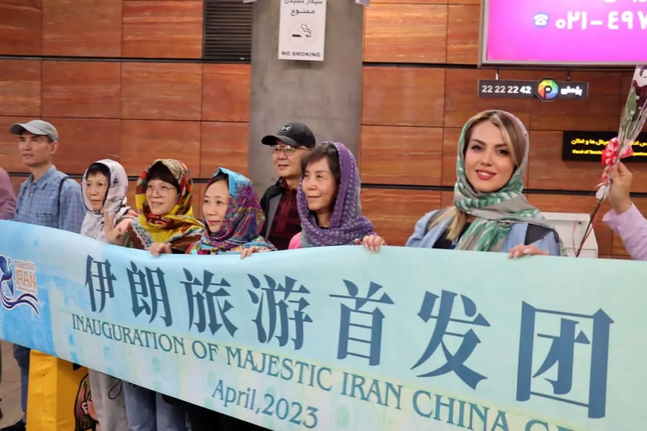  عکس| ورود با حجاب گردشگران چینی به ایران!