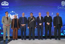 نشان افتخار و حمایل «حامی مدرسه‌سازی ایران» به مدیرعامل بانک ملی اهدا شد/ ساخت ۱۳۵ مدرسه در مناطق محروم کشور