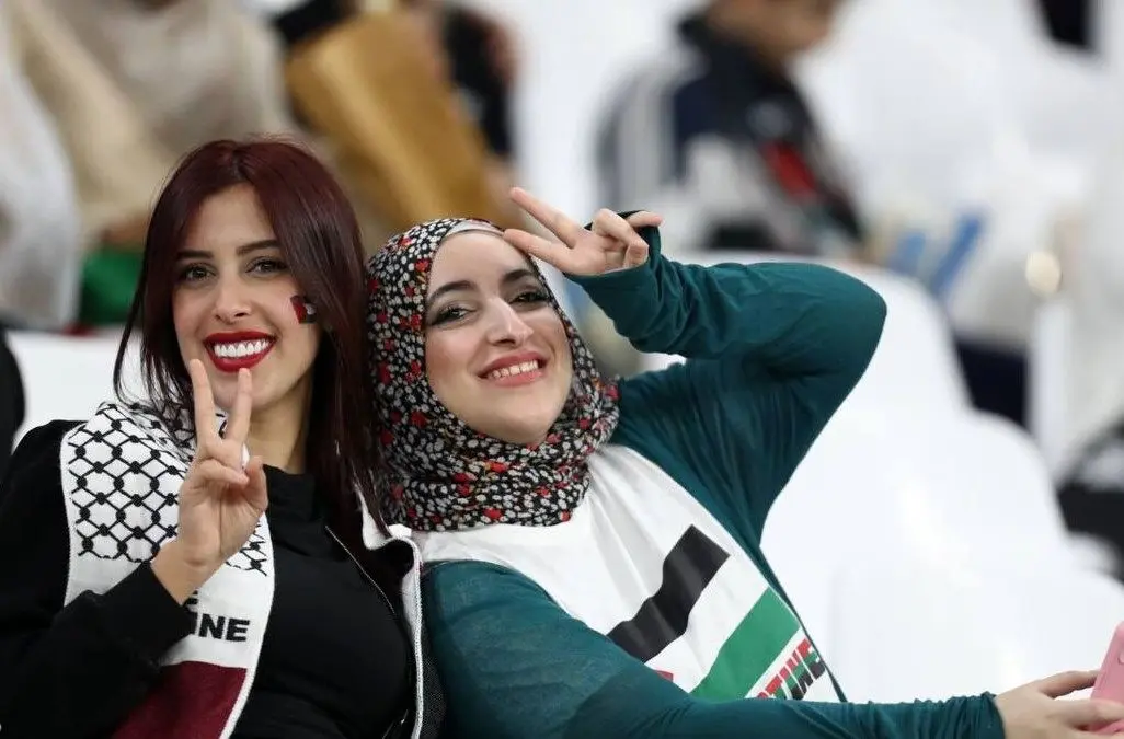 دختران فلسطینی تماشاگر بازی ایران/ هواداران زنی که در تلویزیون سانسور شدند! + عکس