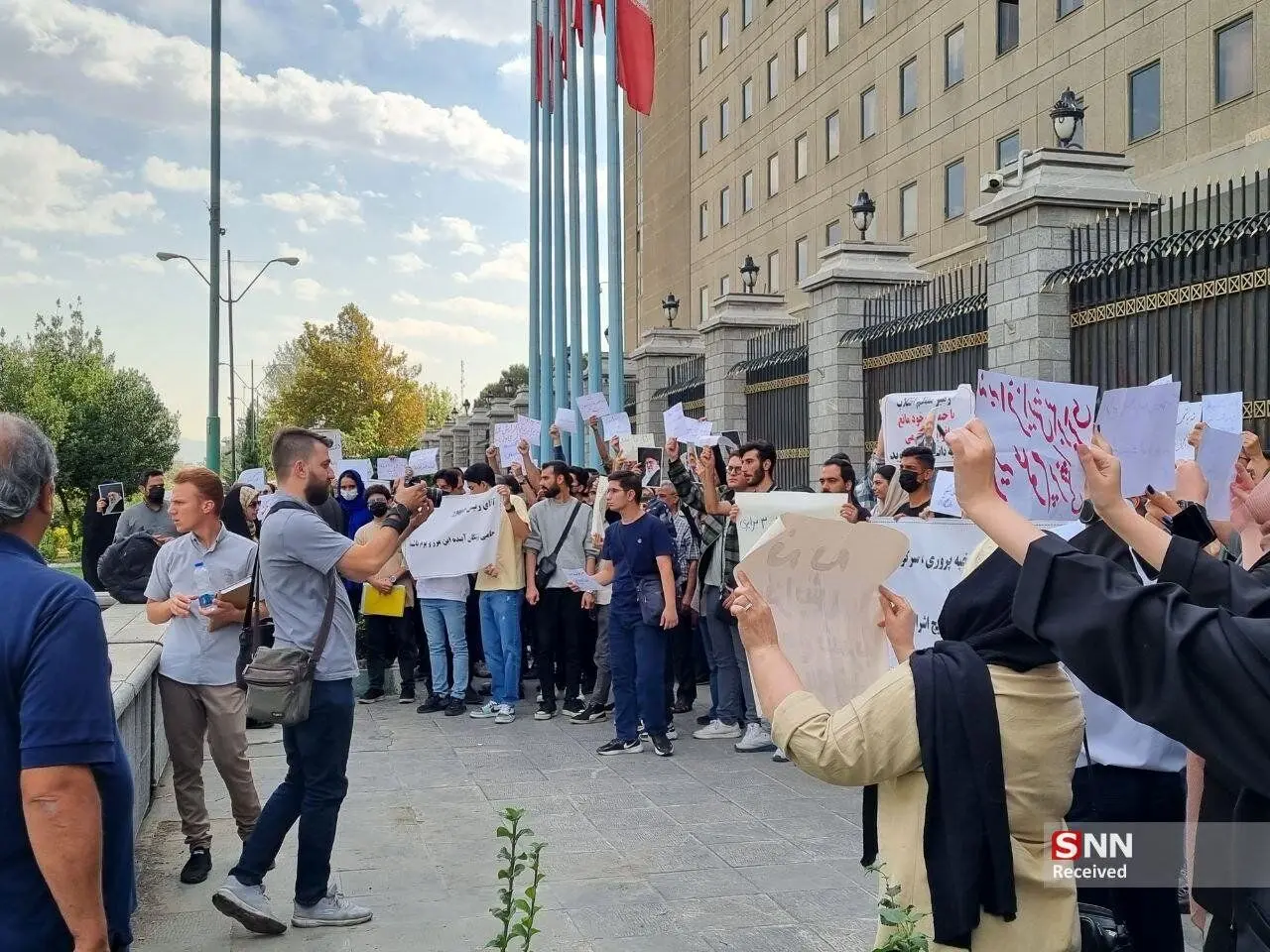 فروش ماشین و خانه برای تامین هزینه دانشگاه آزاد؛ بلایی که افزایش ۳ برابری شهریه بر سر خانواده دانشجویان آورد