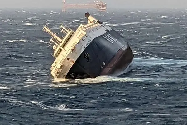 ۲۹ سرنشین کشتی غرق شده اماراتی نجات پیدا کردند/ جستجو ادامه دارد
