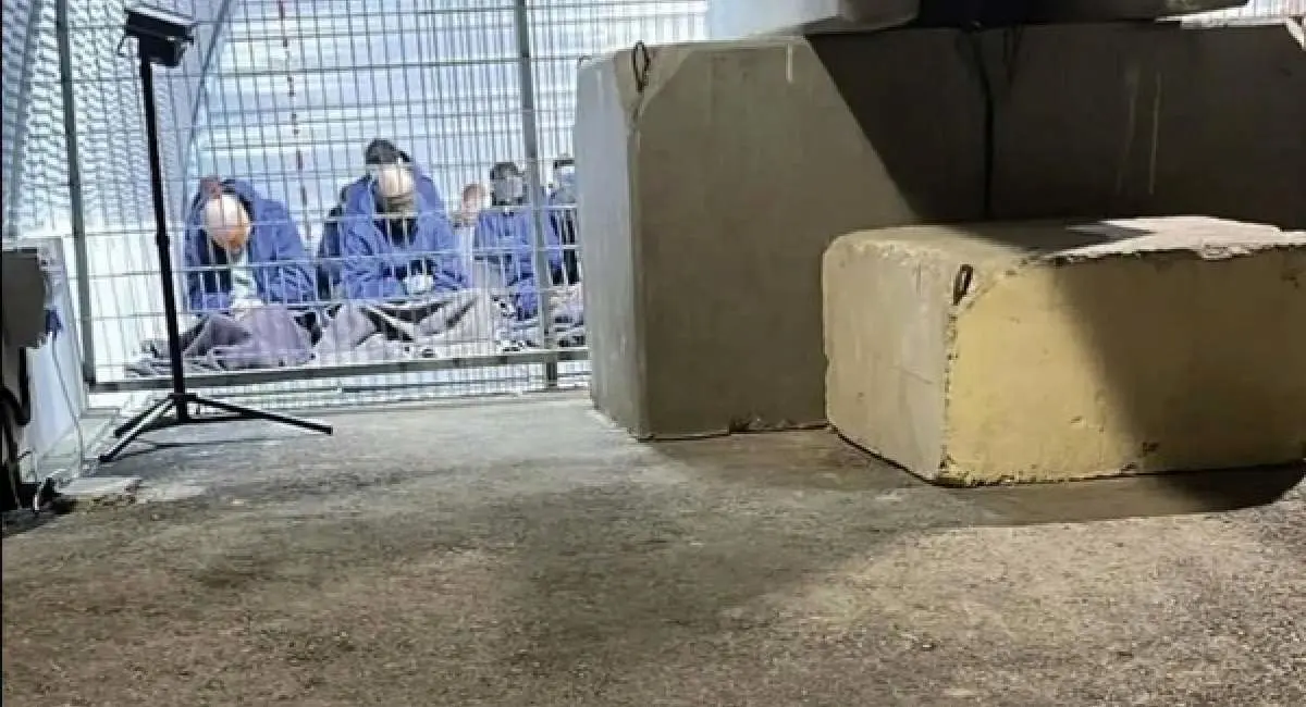 روایت گاردین از زندان زیرزمینی اسرائیل: بازداشت فلسطینی‌ها در سلول‌های بدون پنجره، غذای ناکافی، ضرب‌وشتم و حمله سگ‌ها