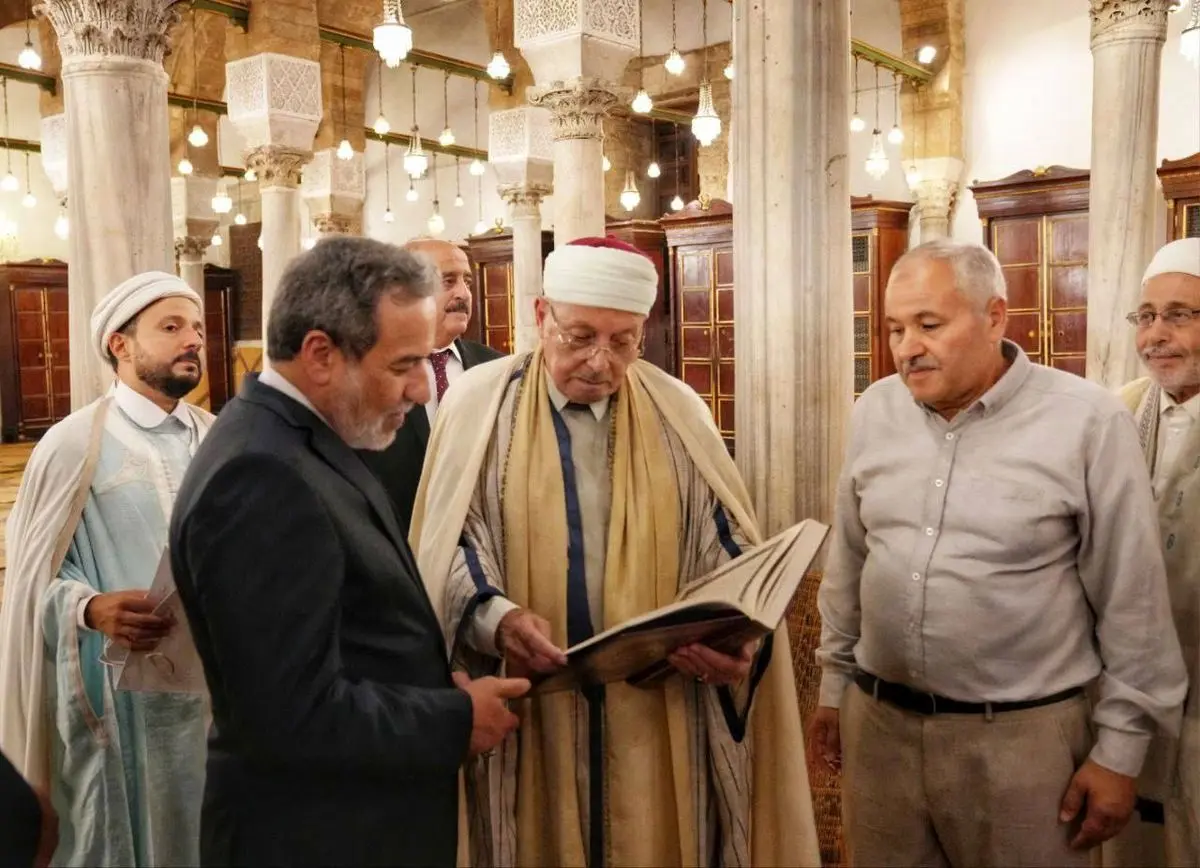 بازدید عراقچی همراه با همتای تونسی  از مسجد جامع الزیتونه و دیدار با مفتی کل تونس + عکس