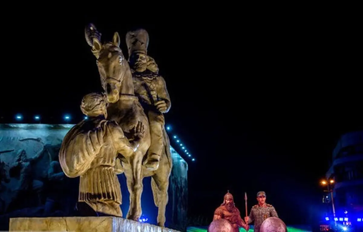 انتقادات هنرمندان از مجسمه جدید میدان انقلاب: شتابزدگی و فقدان شفافیت / چرا مجسمه میدان انقلاب باید از سنگ ساخته می‌شد؟