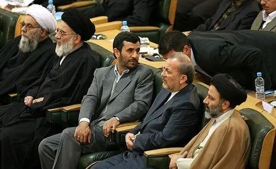جنس احمدی‌نژاد با پایداری و شریان فرق دارد؛ احمدی‌نژاد متکی به توده‌ها و ملت است