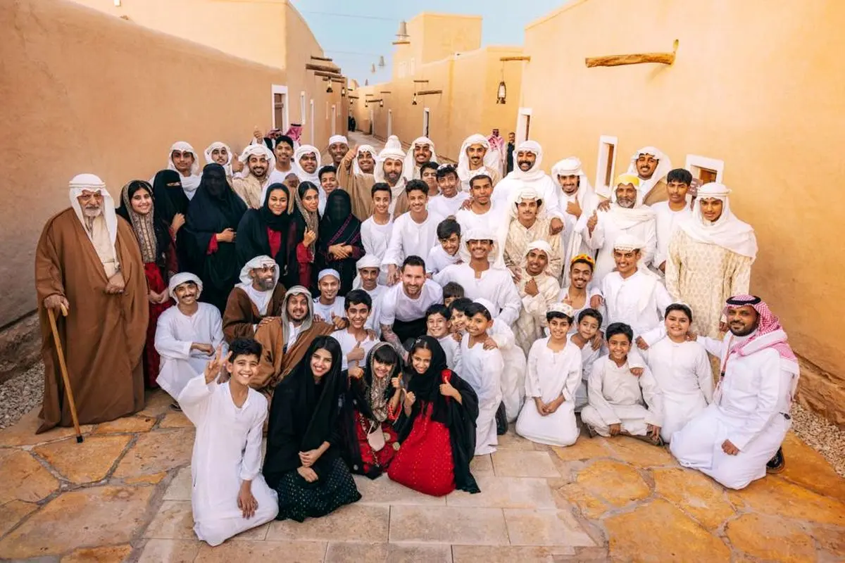 تیپ جذاب و خلیجی همسر مسی در عربستان + عکس