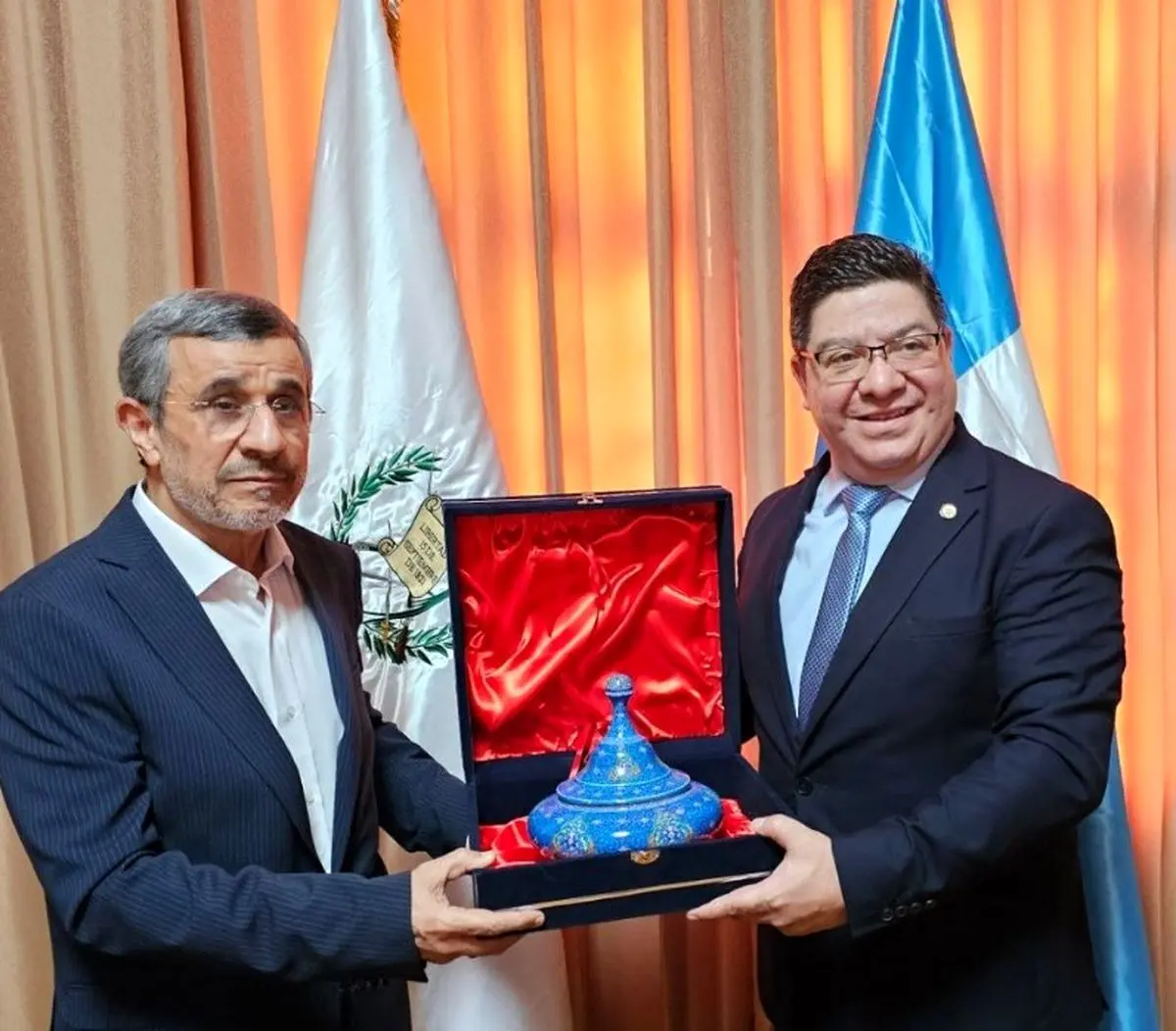 هدیه ارزان‌قیمت احمدی‌نژاد به وزیر گواتمالایی + عکس