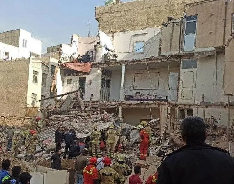 یک کشته و سه مصدوم در اثر ریزش ساختمان سه طبقه در تهران