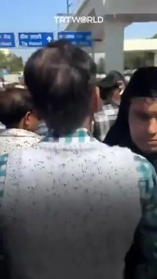 ببینید | ویدئویی از لگدزدن پلیس هند به نمازگزاران در خیابان