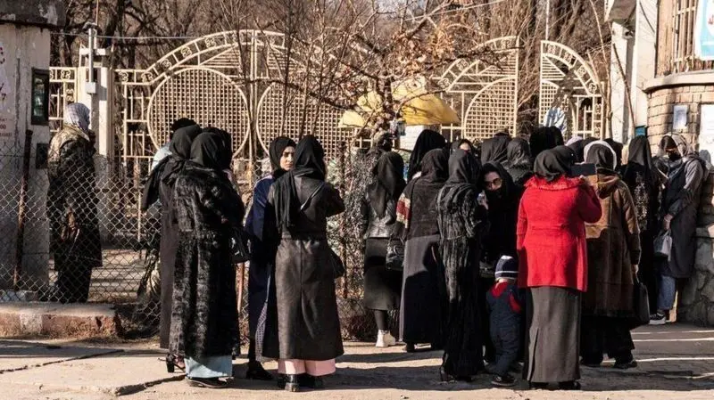سرکوب زنان افغانستان با خودروی آب‌پاش و شاخه‌ درخت