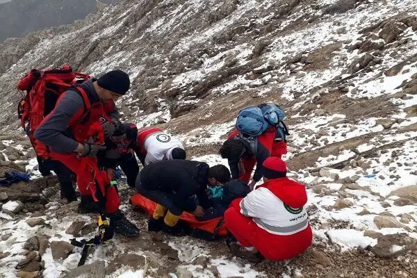 ببینید | عملیات نفس‌گیر امدادگران برای نجات محیط‌بان آسیب دیده در ارتفاعات ۴ هزار متری